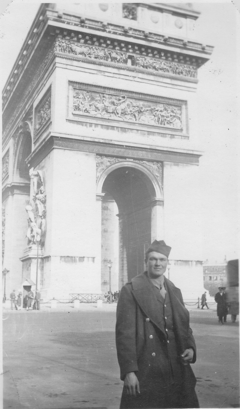 American soldier near Arc de Triomphe de l'toile, Place Charles-de-Gaulle Champs-lyses, Paris, France